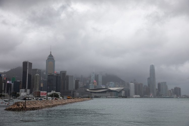 Hong Kong'u Kompasu Tayfunu vurdu: 1 ölü