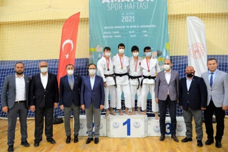 Bursa'daki Osmangazili judocular üçüncülük kürsüsünde