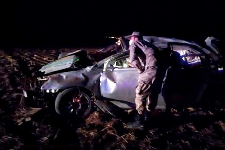 Tarlaya u&ccedil;an otomobilde 4 kişi yaralandı