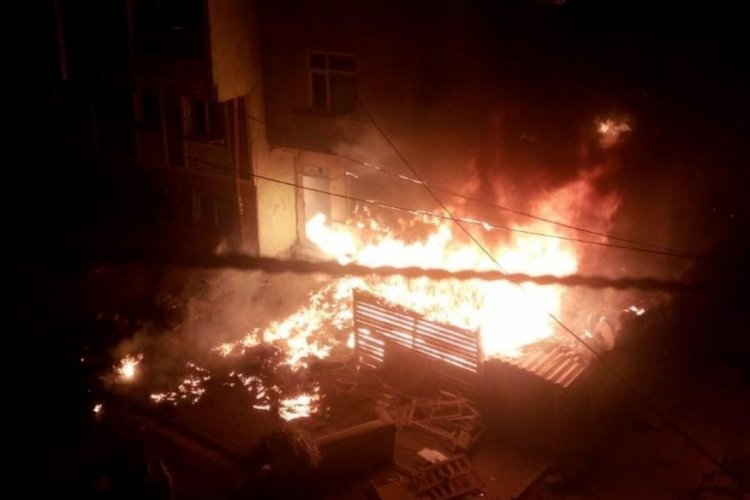 İstanbul Esenyurt'ta doğal gaz kutusunda &ccedil;ıkan yangında 2 daire kullanılamaz hale geldi