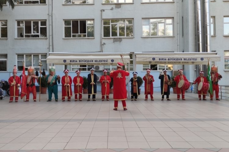 Bursa'da hastaneye gelen mehter takımı hastalara moral verdi