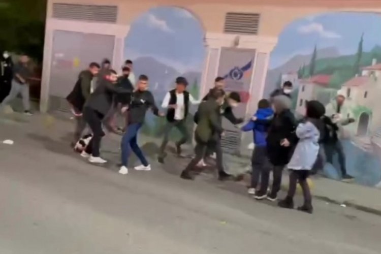 İstanbul Sultangazi'de okul &ccedil;ıkışı &ouml;ğrenci kavgası
