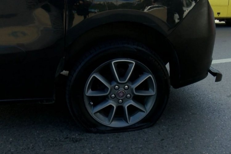 İstanbul Maltepe'de kafasına silah dayayan ş&uuml;pheli, gasbettiği otomobille polisten ka&ccedil;tı
