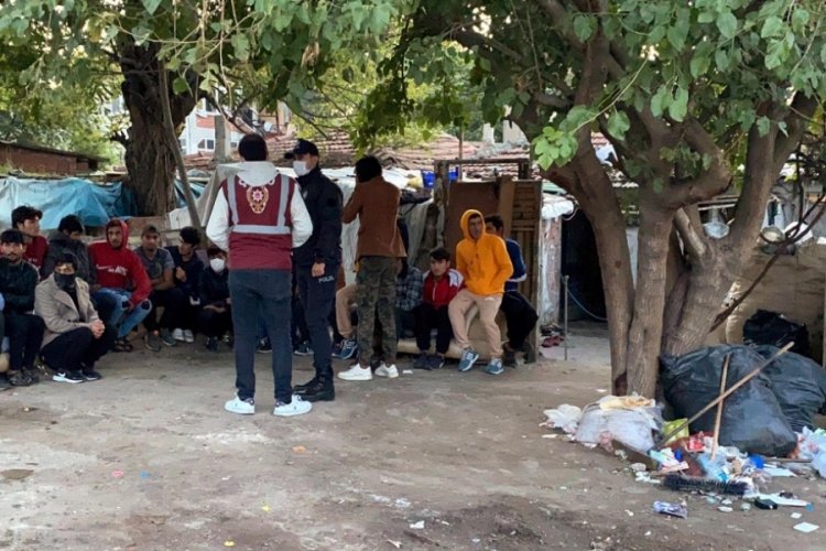 Tekirdağ &Ccedil;orlu'da, '&ccedil;ek&ccedil;ek' ile atık toplayan yabancılara operasyon! 112 g&ouml;zaltı