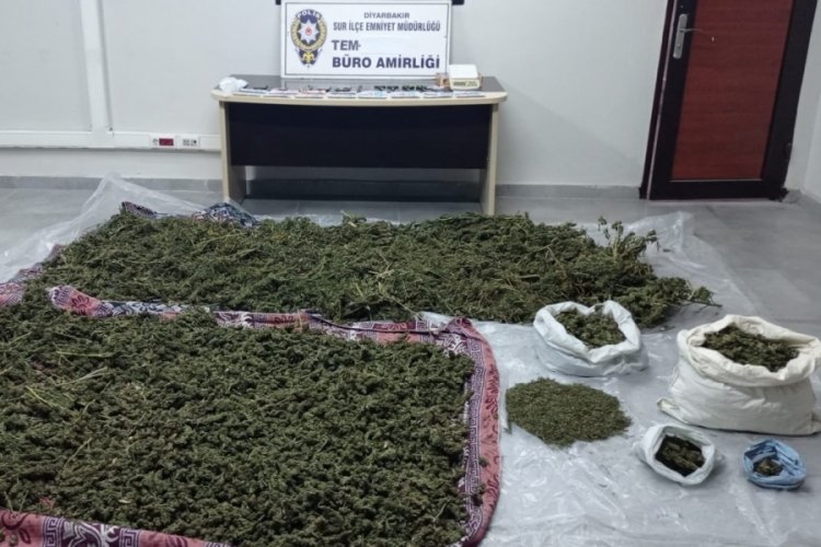 Diyarbakır'da uyuşturucu ş&uuml;phelileri nehre atlayarak ka&ccedil;maya &ccedil;alıştı