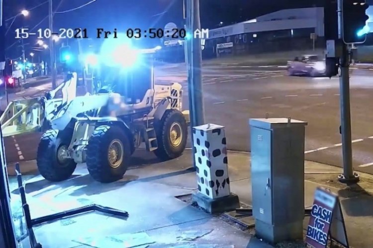 Avustralya'da bir kişi &ccedil;alıntı iş makinesiyle d&uuml;kkana girerek soygun ger&ccedil;ekleştirdi