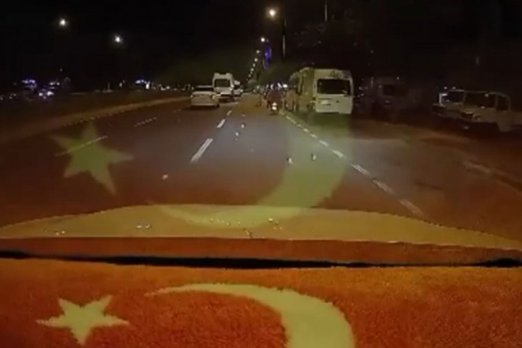 Antalya'da seyir halindeki bir ara&ccedil; u&ccedil;uşan paraları toplamak i&ccedil;in yola atladılar