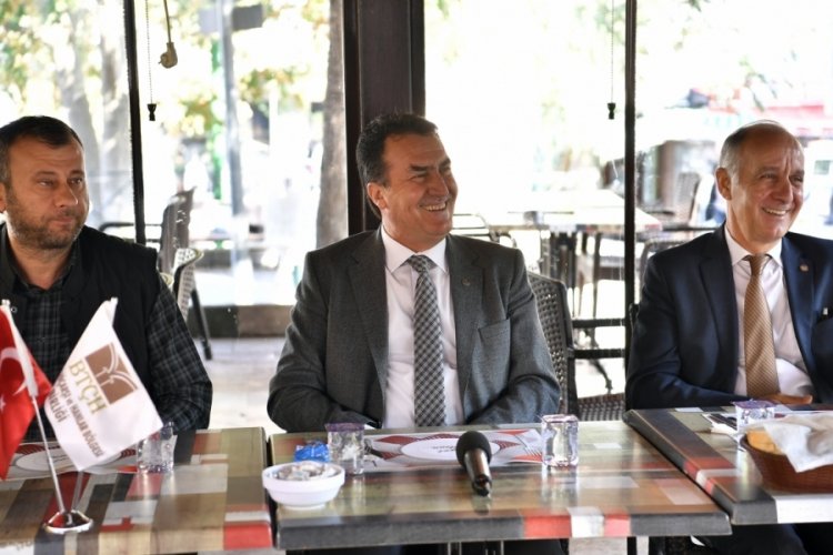 Bursa Osmangazi Belediye Başkanı D&uuml;ndar, tarihi &ccedil;arşı ve hanlar b&ouml;lgesi esnafı ile buluştu