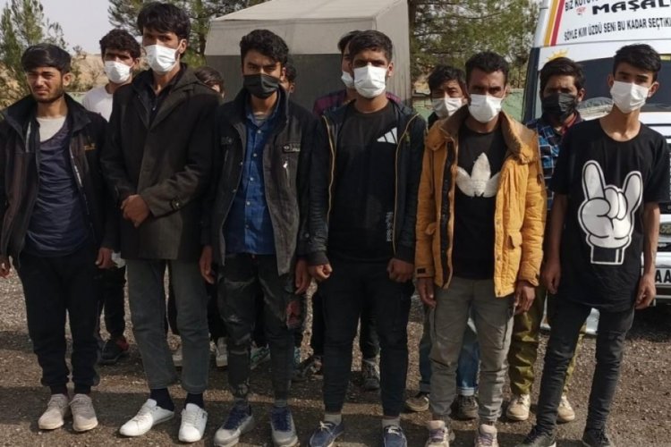 Batman'da Afgan ka&ccedil;akları taşındığı minib&uuml;s, kapanla lastikleri patlatılarak durduruldu