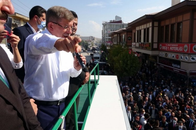 Van'da esnafı ziyaret eden Davutoğlu: Ailenize 'Serok Ahmet'in selamı var' deyin