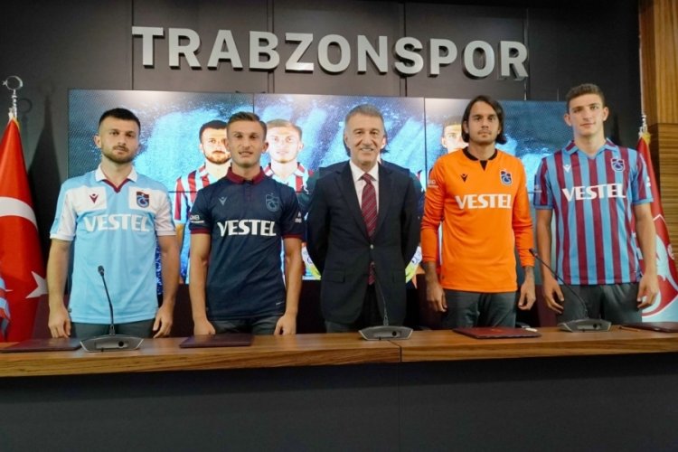 Trabzonspor'da 4 futbolcunun s&ouml;zleşmesi uzatıldı