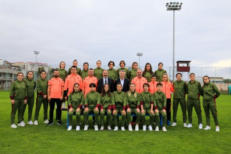 Trabzonspor Kul&uuml;b&uuml;&nbsp;Başkanı Ağaoğlu, kadın futbol takımı oyuncularını ziyaret etti