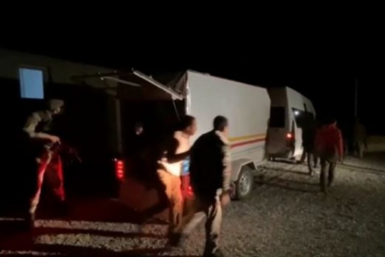 Bitlis'te r&ouml;morklu minib&uuml;ste 70 ka&ccedil;ak g&ouml;&ccedil;men yakalandı