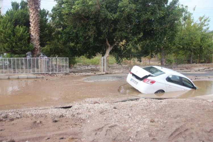 Muğla'da ishale hattının patlaması sonucunda otomobil &ccedil;ukura d&uuml;şt&uuml;