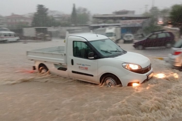 İzmir'de sağanak ve fırtına sonucunda &ccedil;atılar u&ccedil;tu, ağa&ccedil;lar devrildi