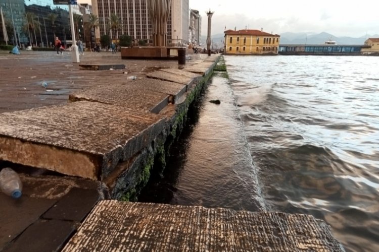 İzmir'de fırtına beton blokları yerinden s&ouml;kt&uuml;