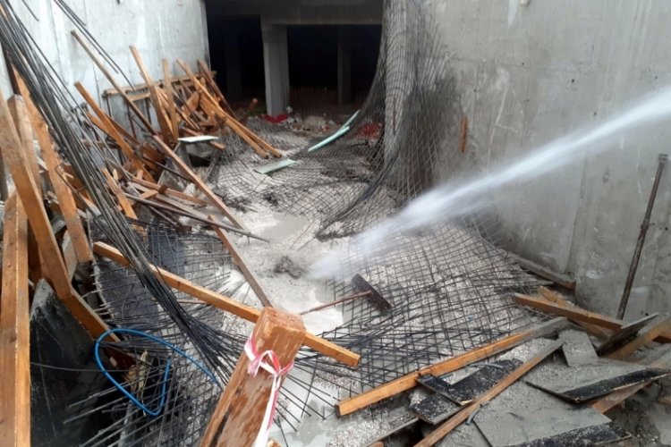 İzmir'de beton dökülen inşaat platformu çöktü