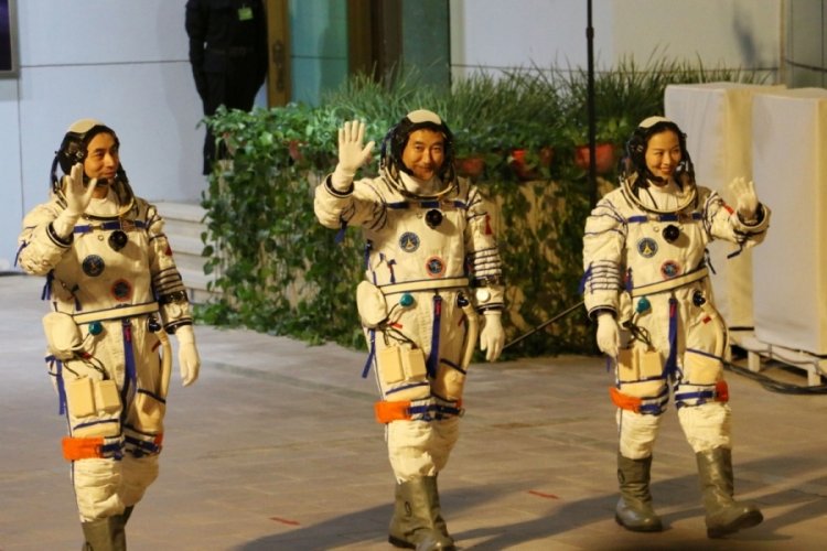 Çin, insanlı uzay aracını uzaya fırlattı