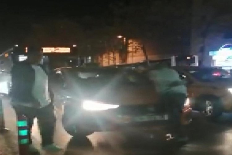 İstanbul Beyoğlu'nda alınmadığı taksinin üstüne çıkarak tepki gösterdi