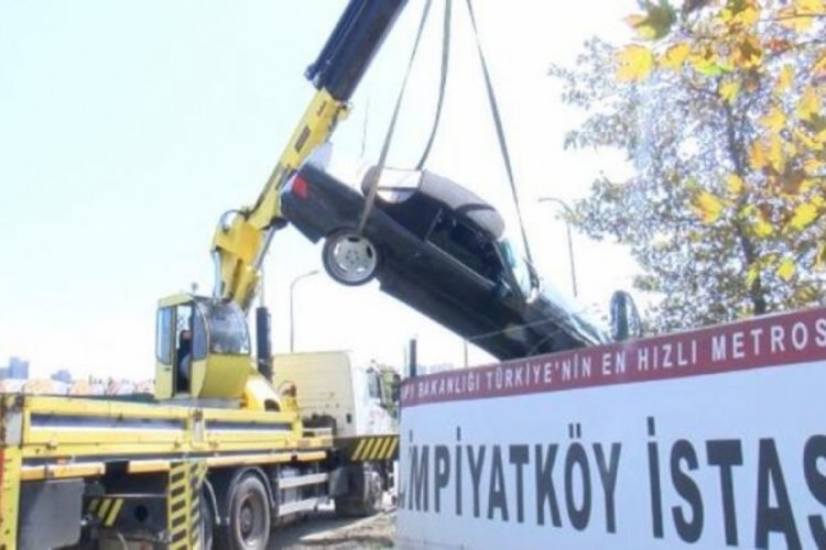 İstanbul'da hakimiyetini kaybeden otomobil metro şantiyesine d&uuml;şt&uuml;