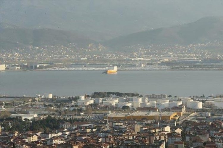 İzmit K&ouml;rfezi'ni kirleten gemiye para cezası!