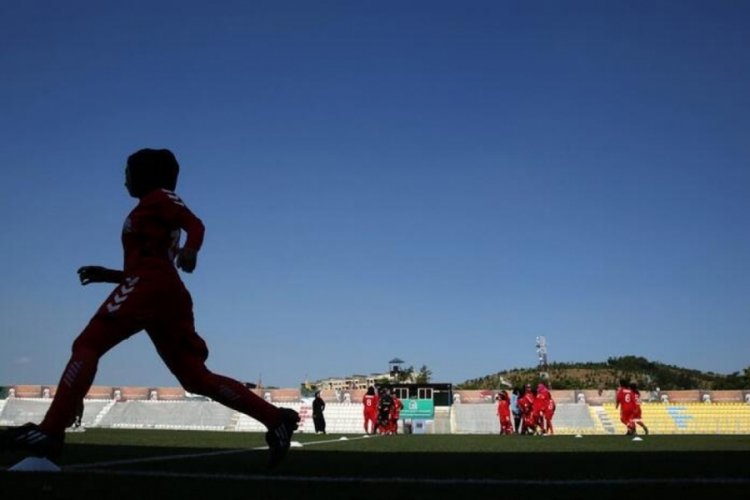 FIFA a&ccedil;ıklama yaptı: Tehlike altındaki 100 futbolcu Afganistan'dan tahliye edildi