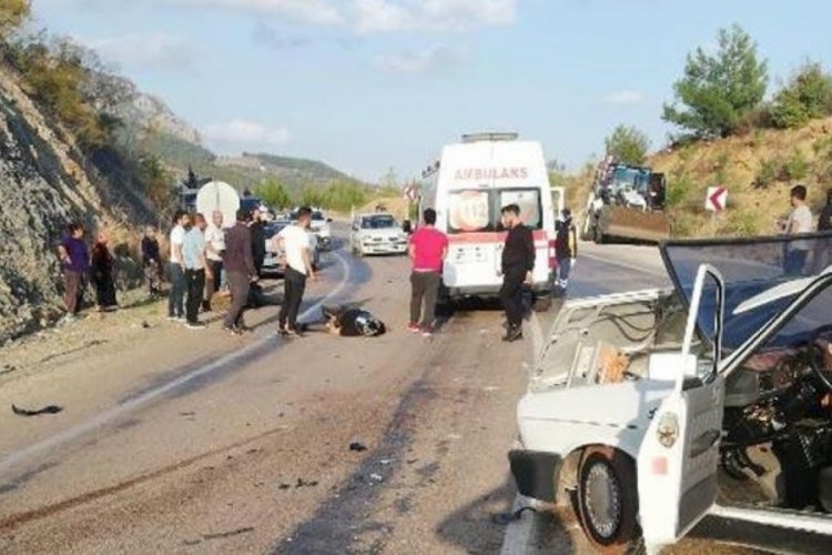 Adana'da korkutan kaza! Otomobil iki motosiklete &ccedil;arptı: 3 yaralı