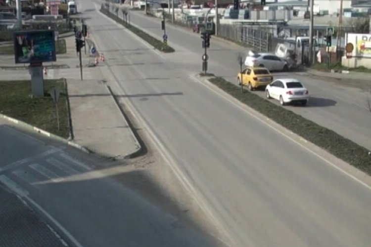 Bursa'da s&uuml;r&uuml;c&uuml;lerin yaptığı ihlaller sonucu meydana gelen kazalar kameralarda
