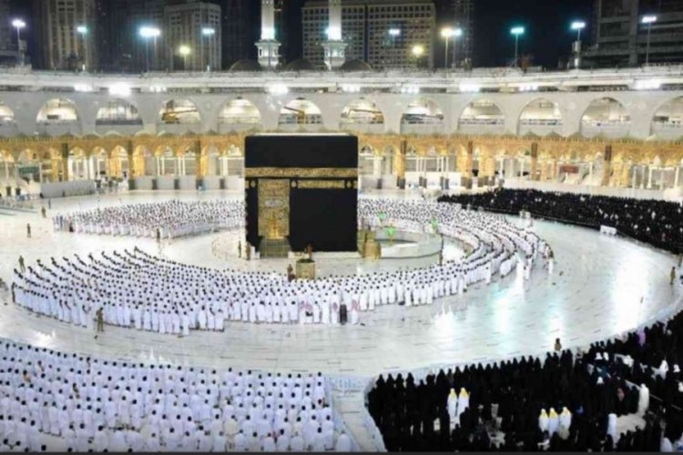 Kabe'de bir bu&ccedil;uk yıl sonra sosyal mesafesiz ilk namaz