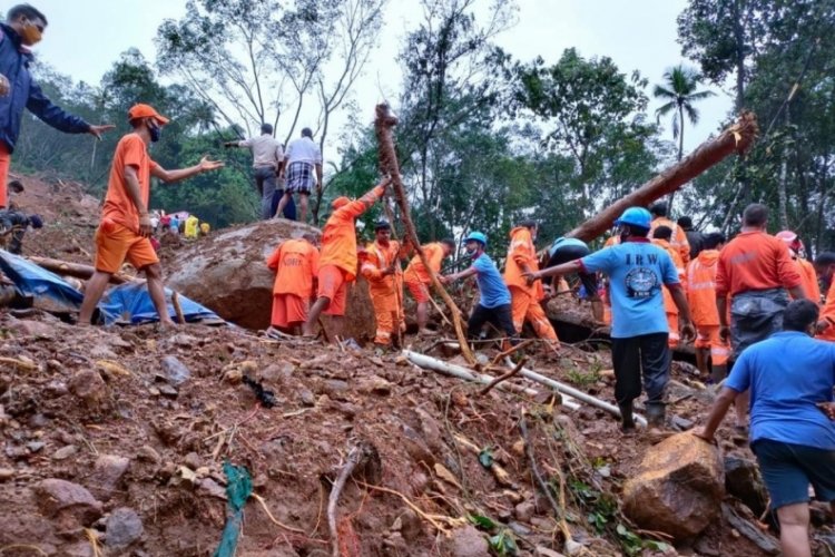 Hindistan'da sel ve toprak kayması: En az 18 &ouml;l&uuml;