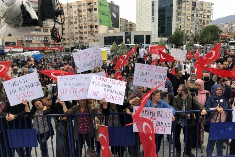 İzmir'de aşı karşıtları maske ve sosyal mesafe kurallarına uymadı