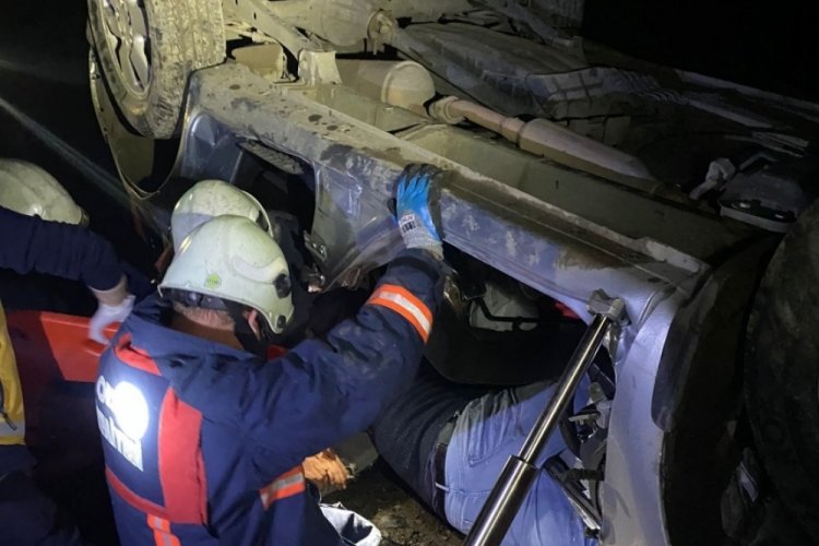 Ara&ccedil; i&ccedil;inde sıkışan s&uuml;r&uuml;c&uuml; g&uuml;&ccedil;l&uuml;kle kurtarıldı