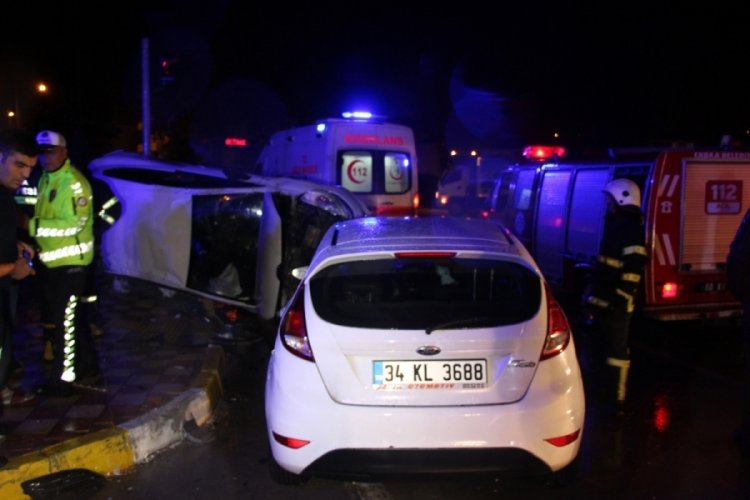 İki otomobil kavşakta &ccedil;arpıştı: 5 yaralı
