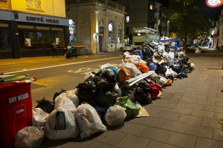 İngiltere'de temizlik işçileri grev yaptı, çöp yığınları oluştu