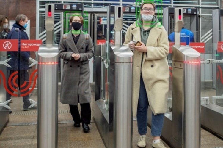 Rusya'da metroya y&uuml;z tanımayla &ouml;deme yapıp binecekler!