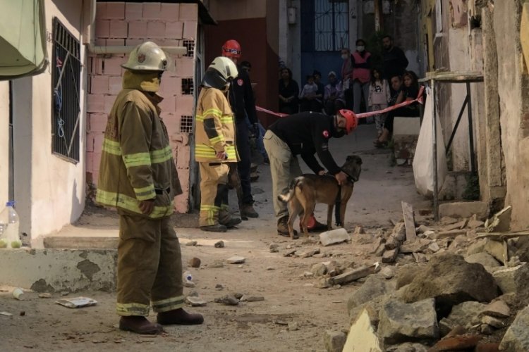 İzmir'de tadilat sırasında evin &ccedil;atısı &ccedil;&ouml;kt&uuml;; 1 iş&ccedil;i yaralandı