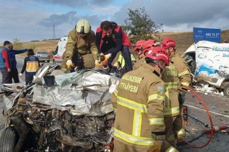 Balıkesir'de otomobil ile minib&uuml;s kafa kafaya &ccedil;arpıştı; s&uuml;r&uuml;c&uuml;ler &ouml;ld&uuml;