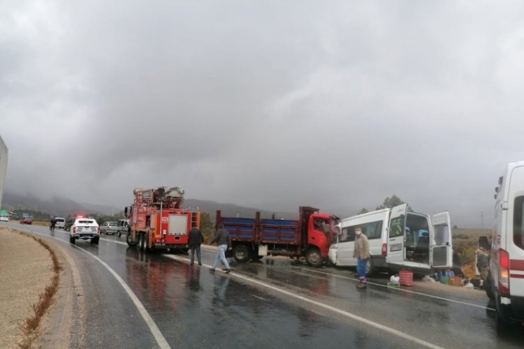 Tokat'ta servis minib&uuml;s&uuml;yle kamyonet &ccedil;arpıştı: 2 &ouml;l&uuml;, 11 yaralı