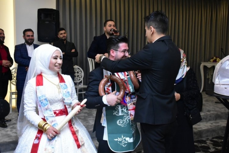 Bursa'da ilginç düğün: Damada takı töreninde sucuk taktılar