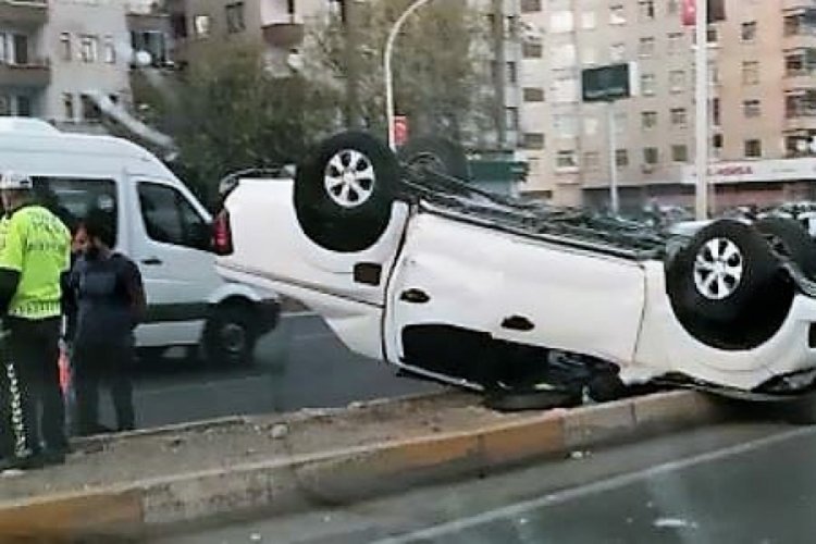Hafif ticari ara&ccedil; takla attı: 2 yaralı