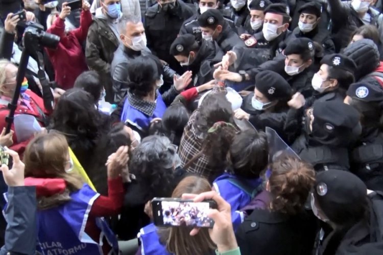 İstanbul'da kadın cinayetlerini protesto etmek isteyen gruba m&uuml;dahale