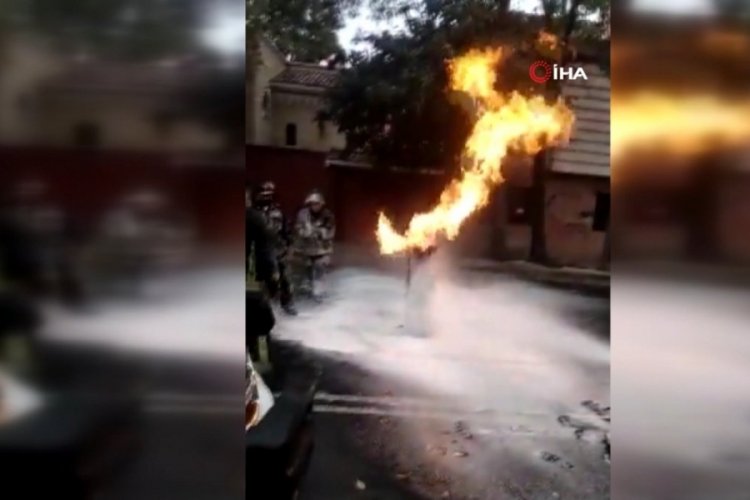 Meksika'da bir itfaiyeci faciayı engellemek i&ccedil;in yanan t&uuml;p gazı sırtına alarak binadan &ccedil;ıkardı