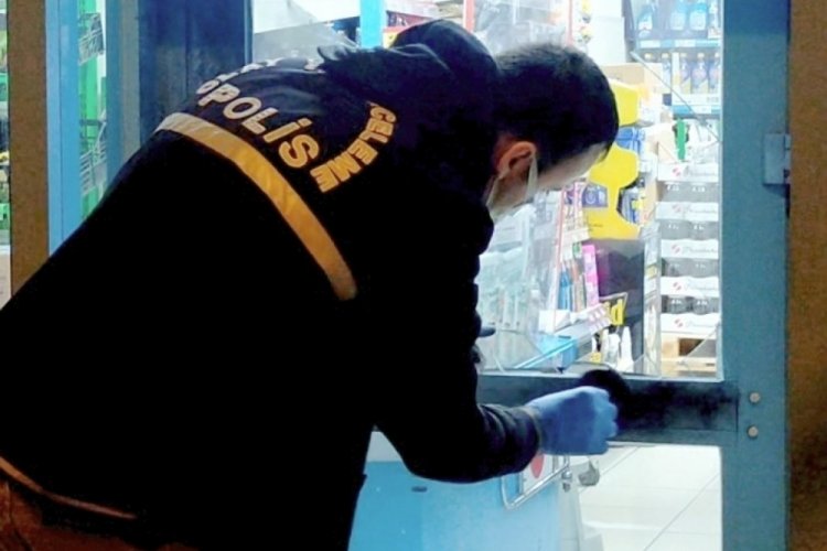 Kasiyeri bı&ccedil;akla tehdit eden hırsız, markete kilitlendi