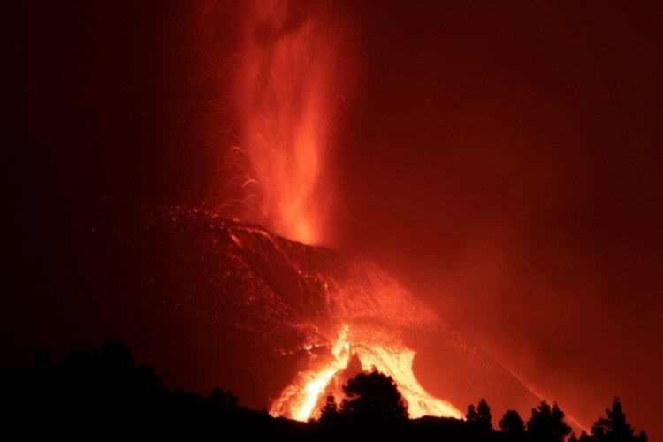 La Palma'daki yanardağ felaketinde patlamalar tekrar şiddetlendi