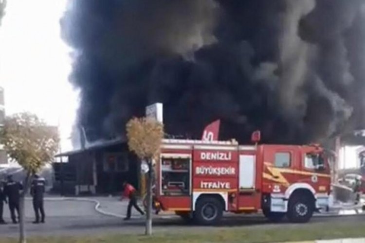 Denizli'de lastik deposunda yangın 2 saatte s&ouml;nd&uuml;r&uuml;ld&uuml;
