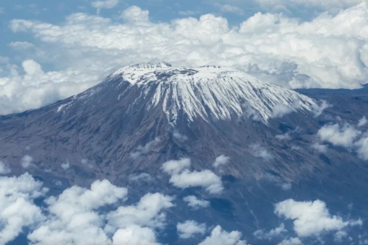 D&uuml;nya Meteoroloji &Ouml;rg&uuml;t&uuml;: Afrika'da Kilimanjaro dahil 3 tropik buz sahası &ouml;n&uuml;m&uuml;zdeki 20 yıl i&ccedil;inde yok olacak