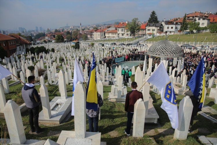 Bosna Hersek'in ilk Cumhurbaşkanı İzetbegovi&ccedil;, vefatının 18. yılında mezarı başında anıldı