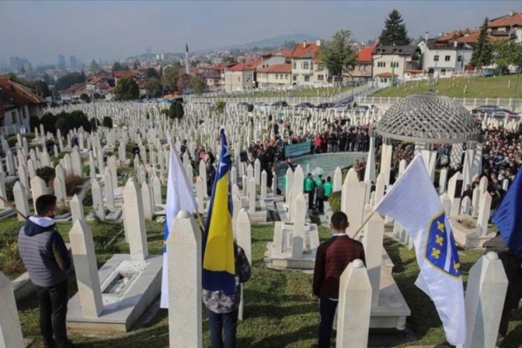 Bosna Hersek'in ilk Cumhurbaşkanı İzetbegovi&ccedil;, vefatının 18. yılında kabri başında anıldı