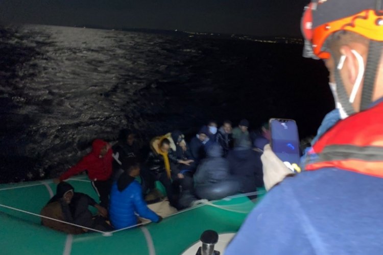 İzmir a&ccedil;ıklarında 27 ka&ccedil;ak g&ouml;&ccedil;men yakalandı