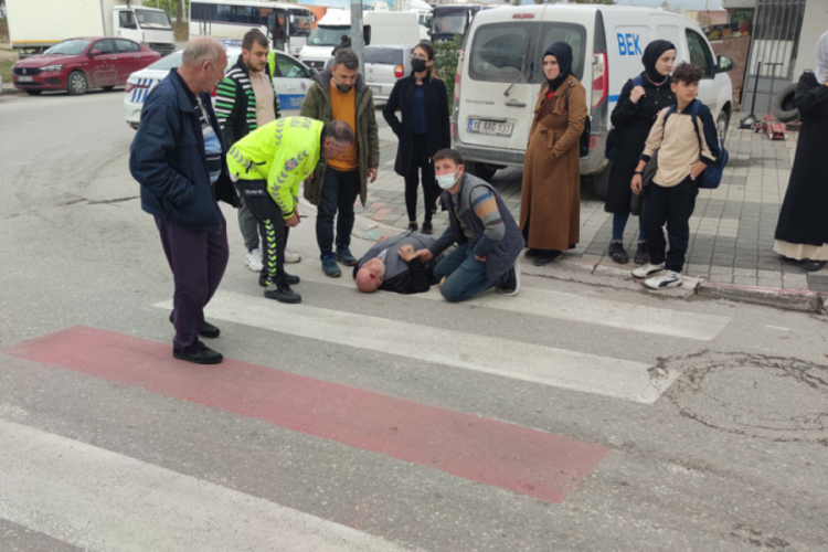 Bursa'da geri manevra yapan otomobilin &ccedil;arptığı yaşlı adam yaralandı